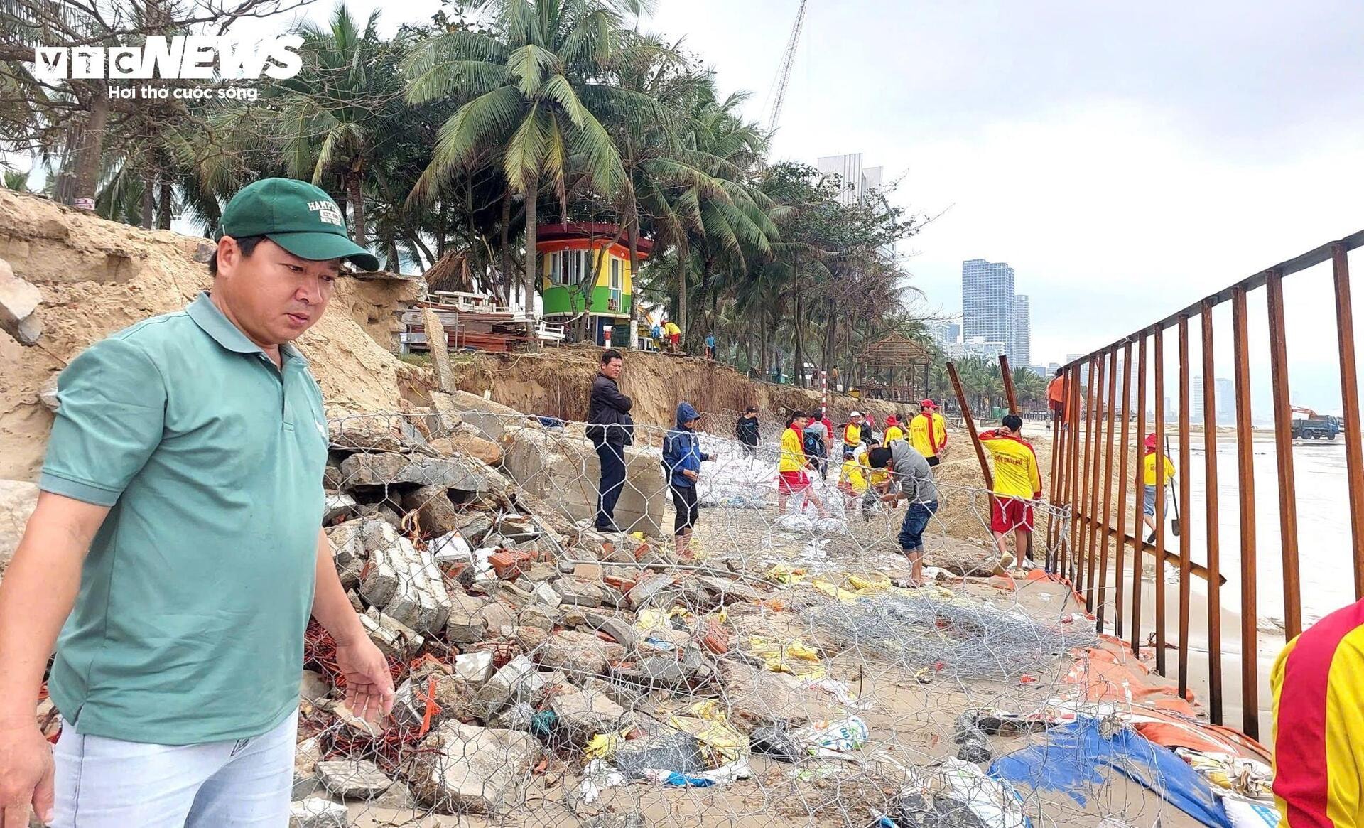 Hàng trăm người dựng tường ngăn sóng, 'vá' bãi biển đẹp nhất hành tinh ở Đà Nẵng - 2