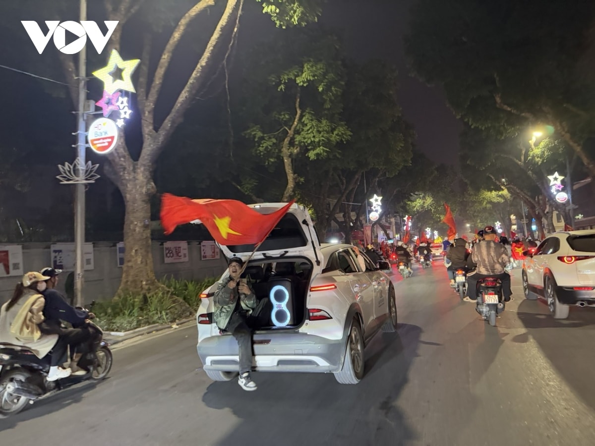 mot dem ha noi khong ngu, khap cac nga pho tran ngap sac co do sao vang hinh anh 24