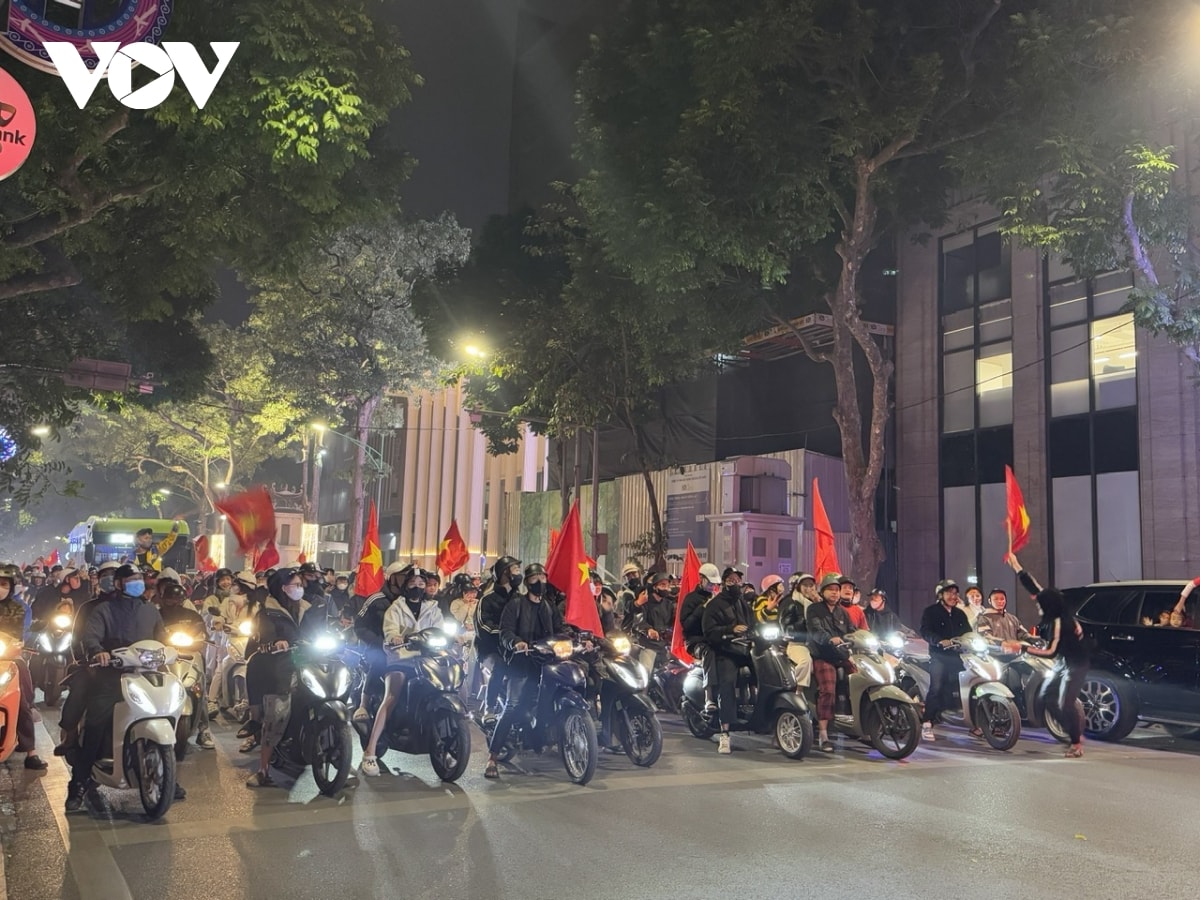 mot dem ha noi khong ngu, khap cac nga pho tran ngap sac co do sao vang hinh anh 27