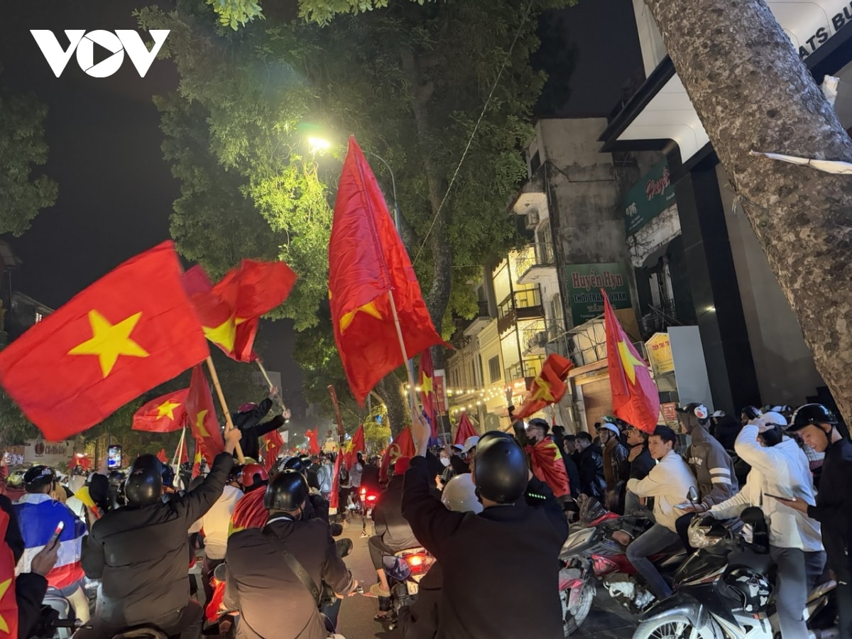 mot dem ha noi khong ngu, khap cac nga pho tran ngap sac co do sao vang hinh anh 22