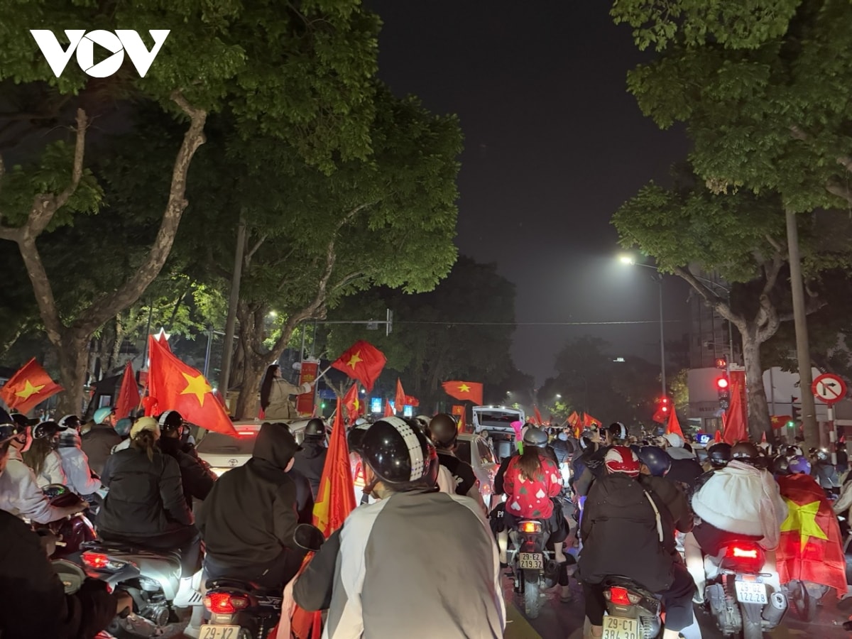 mot dem ha noi khong ngu, khap cac nga pho tran ngap sac co do sao vang hinh anh 13