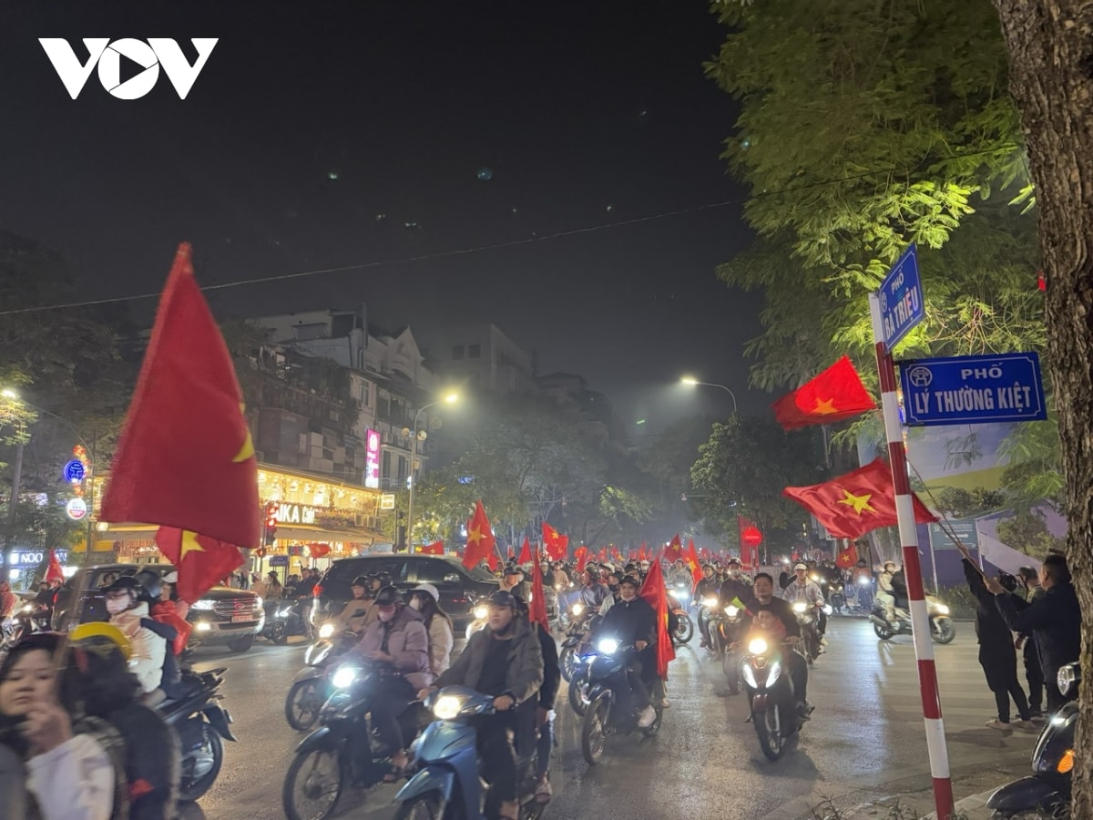 mot dem ha noi khong ngu, khap cac nga pho tran ngap sac co do sao vang hinh anh 12