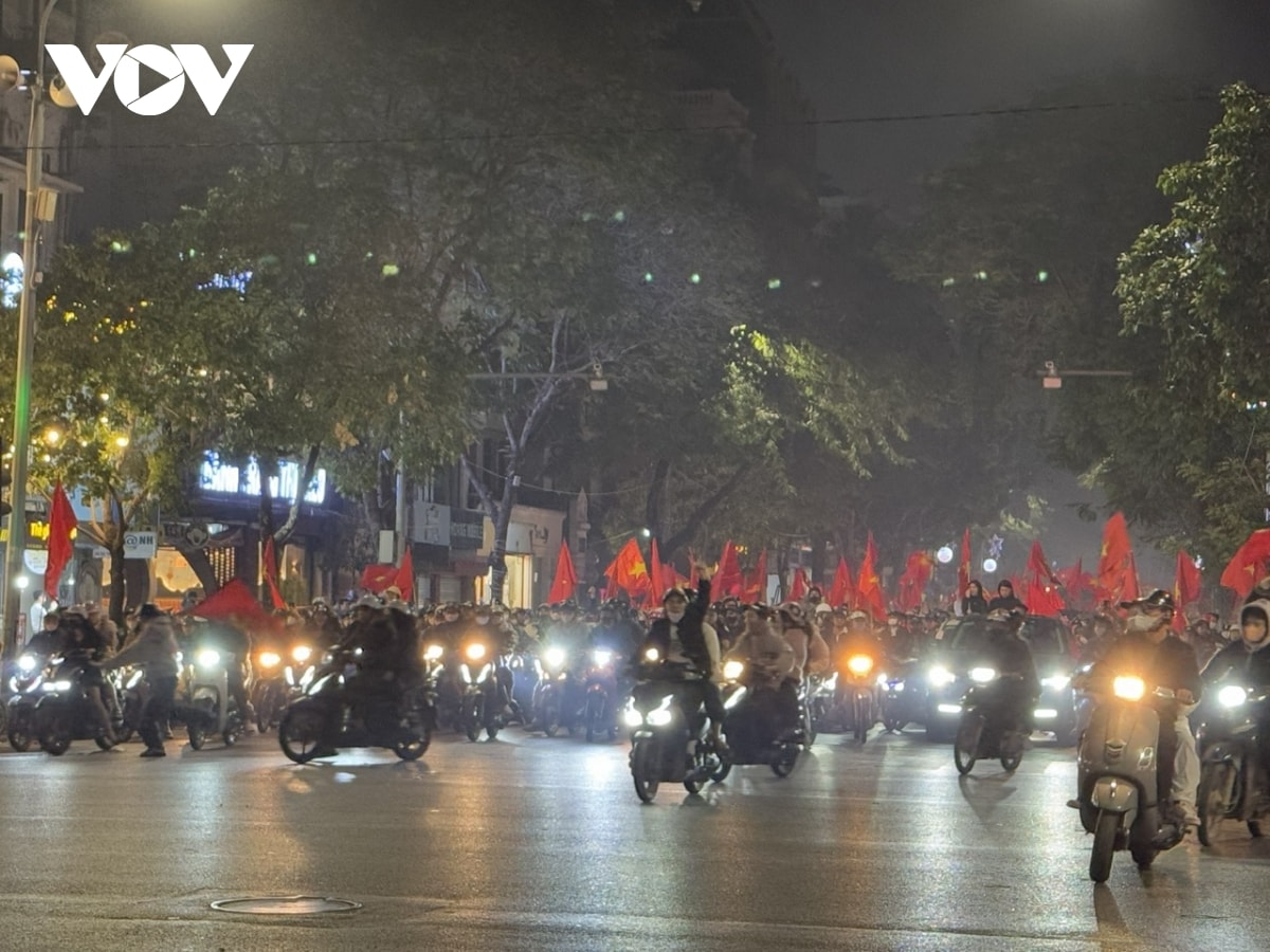 mot dem ha noi khong ngu, khap cac nga pho tran ngap sac co do sao vang hinh anh 5