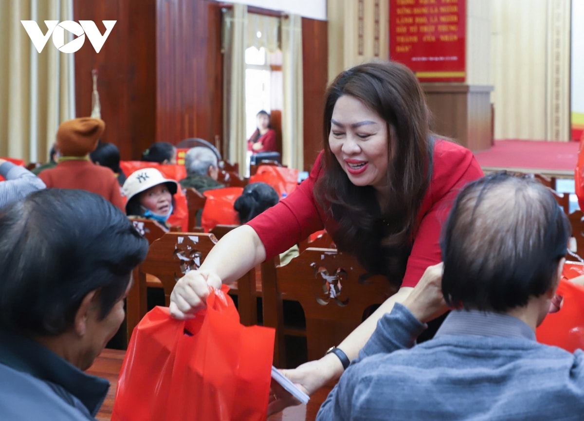 vov mien trung va cac don vi dong hanh mang tet som den dong bao ngheo quang nam hinh anh 16