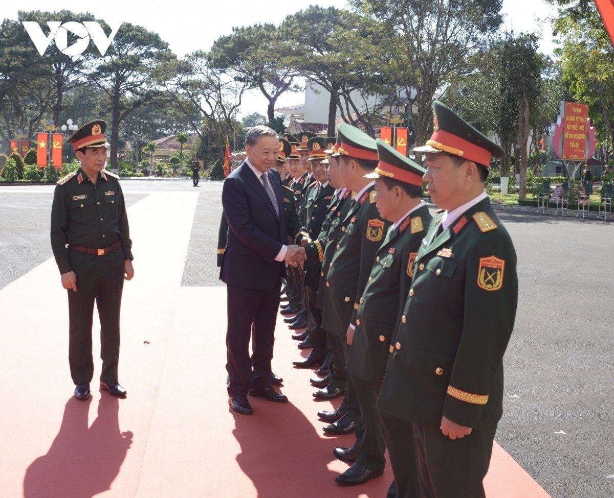 Tổng Bí thư Tô Lâm thăm hỏi cán bộ, chỉ huy Quân đoàn 34.