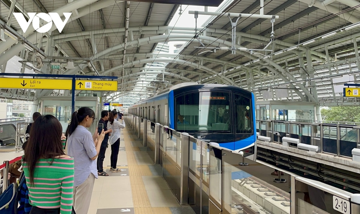 khach di metro 1 tang 300 sau 2 tuan van hanh thuong mai hinh anh 1