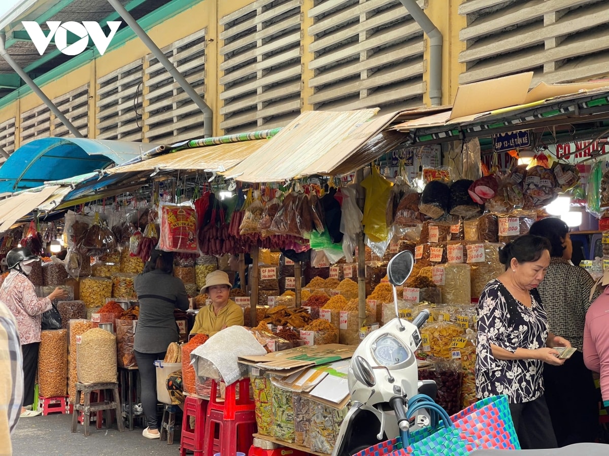 vang nguoi mua, cho truyen thong o tp.hcm chat vat khi tet nguyen dan den gan hinh anh 1