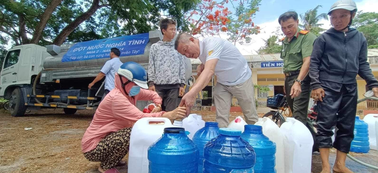 Công ty Tân Hiệp Phát phối hợp cùng Báo Công an TP.HCM trao tặng gần 200.000 sản phẩm nước tinh khiết đóng chai và 620 khối nước ngọt cho người dân tại 2 tỉnh Bến Tre, Tiền Giang vào dịp tháng 5/2024.