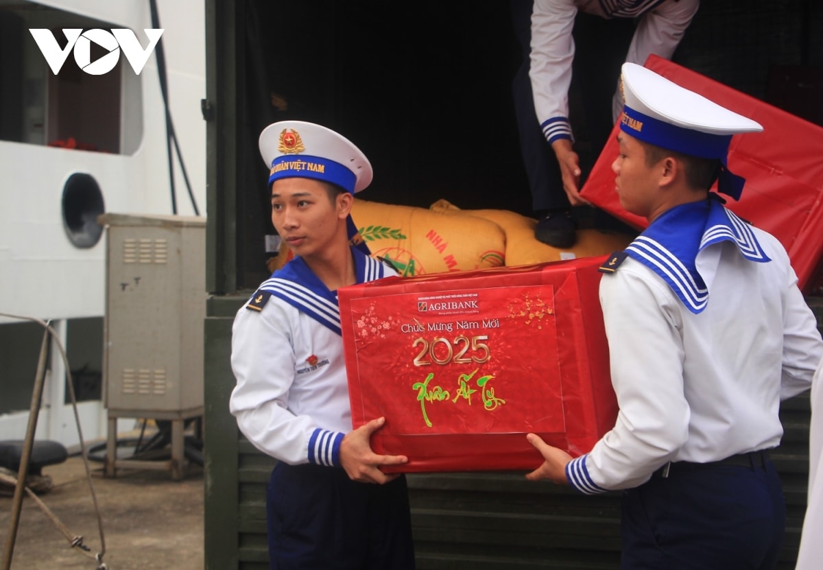 quà tết vượt sóng đến đảo tiền tiêu hình ảnh 1 qua tet vuot song den dao tien tieu hinh anh 1