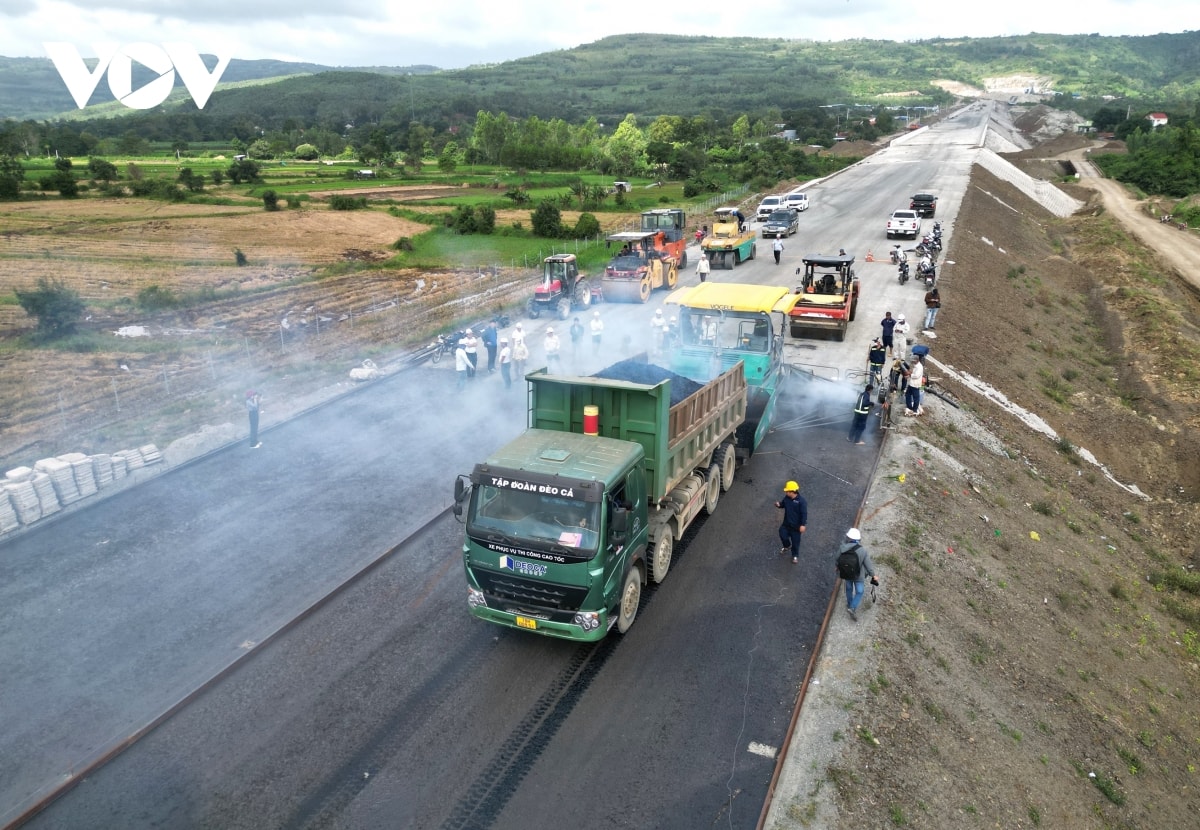 tham nhung met nhua dau tien tren cao toc chi thanh - van phong hinh anh 1