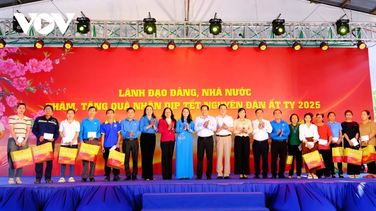 400 phan qua duoc trao tang cho nguoi lao dong o can tho hinh anh 2