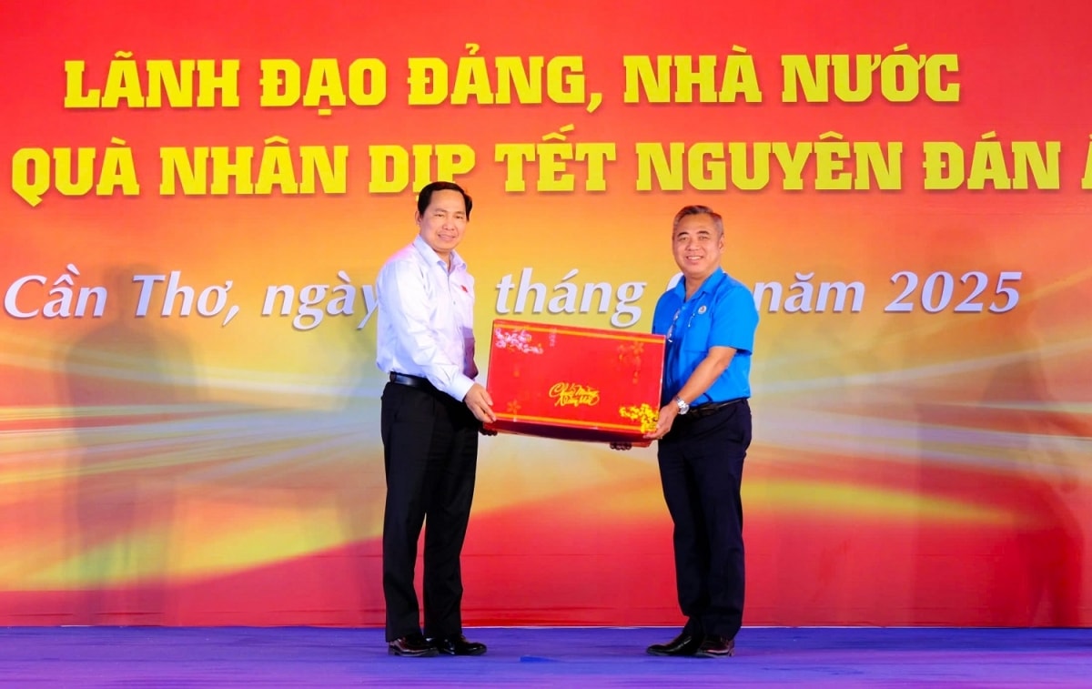 400 phan qua duoc trao tang cho nguoi lao dong o can tho hinh anh 1