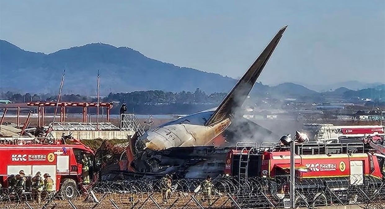 Hiện trường vụ tai nạn máy bay Boeing 737-800 của Jeju Air khiến 179 người thiệt mạng. (Ảnh: Reuters)