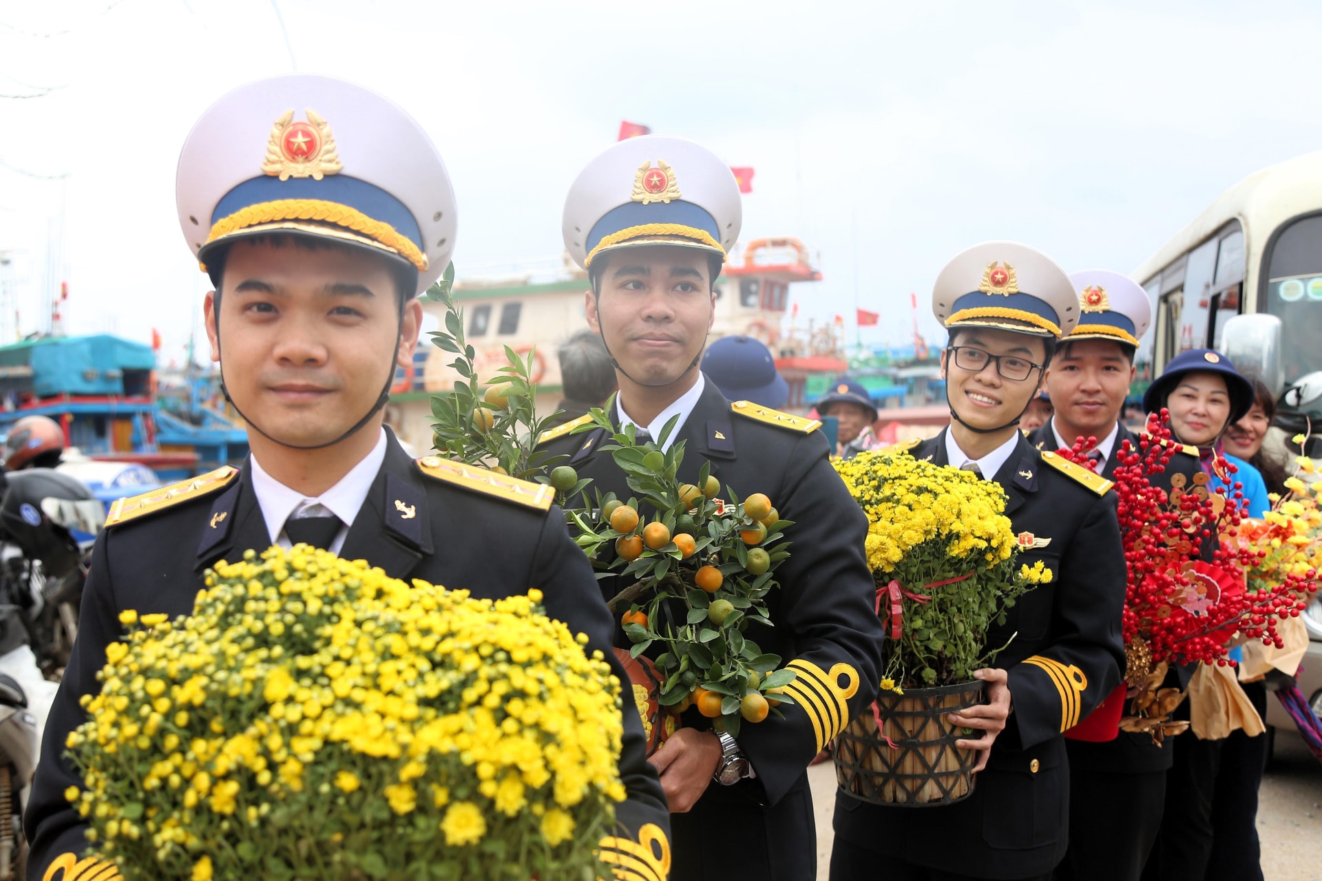 Cán bộ, chiến sĩ Vùng 3 Hải quân mang hương xuân từ đất liền ra đảo.