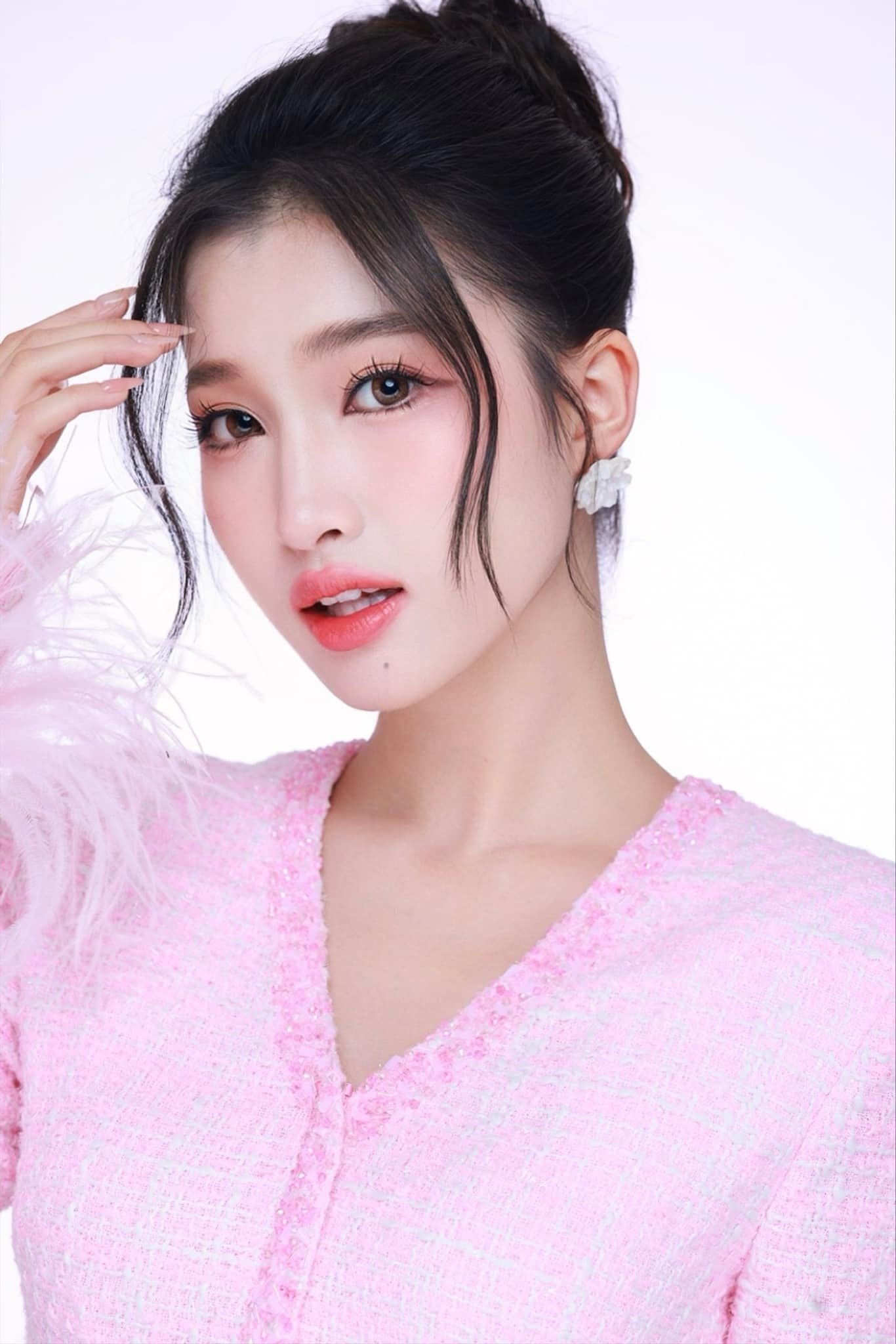 Cô thi Miss International vào năm 2023 và lọt Top 15, đồng thời giành giải phụ Đại sứ du lịch Nhật Bản. Phương Nhi được các chuyên trang quốc tế về sắc đẹp đánh giá cao, đưa vào Top 20 gương mặt đẹp nhất các cuộc thi nhan sắc năm 2023.