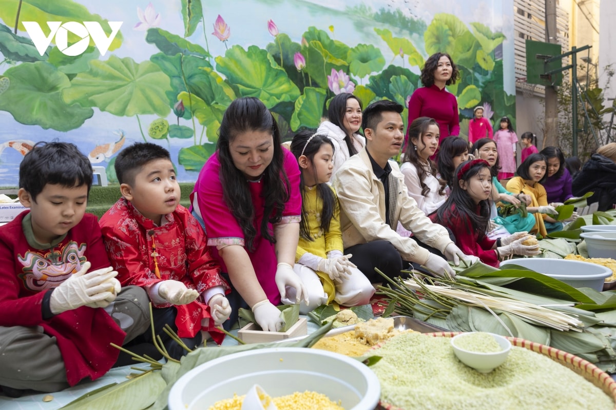 hoc sinh, sinh vien ha noi goi 2.000 chiec banh chung tang tre em ngheo vung cao hinh anh 1