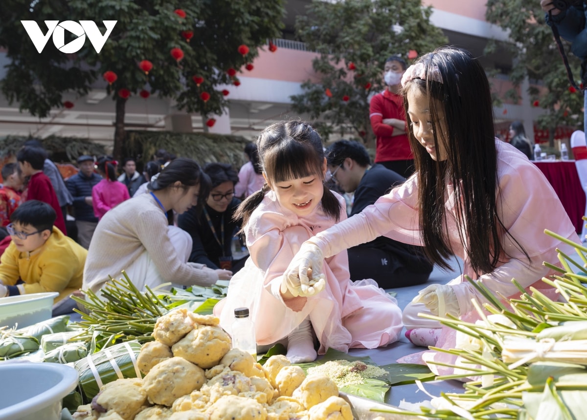 hoc sinh, sinh vien ha noi goi 2.000 chiec banh chung tang tre em ngheo vung cao hinh anh 3