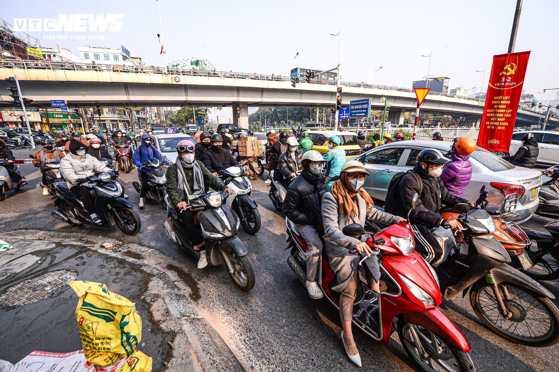 Chờ 5 nhịp đèn chưa thoát khỏi ngã tư ùn tắc, tài xế ngủ gục trên xe - 2