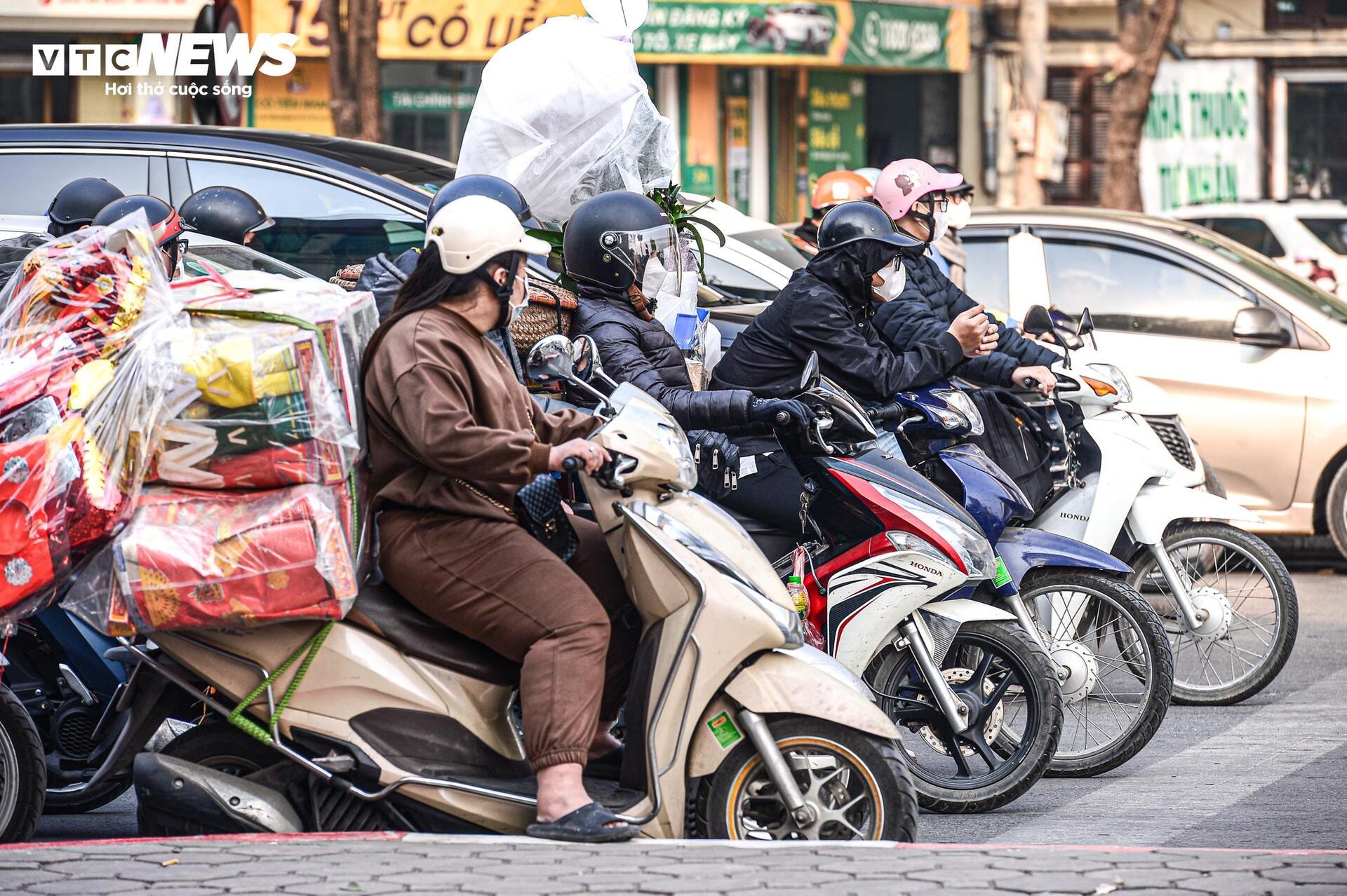 Chờ 5 nhịp đèn chưa thoát khỏi ngã tư ùn tắc, tài xế ngủ gục trên xe - 14