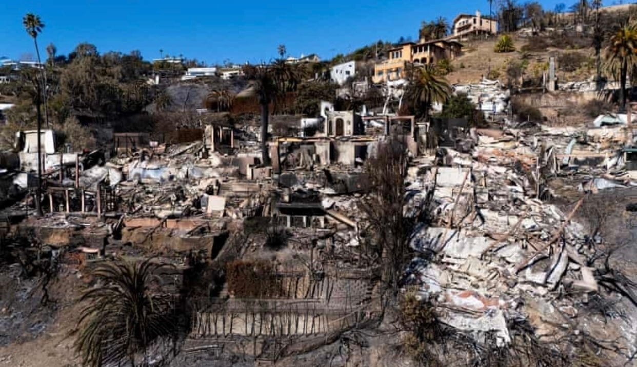 Nhiều ngôi nhà ở California bị thiêu rụi. (Ảnh: Reuters)