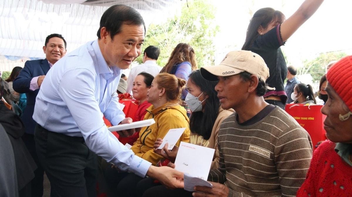 truong ban noi chinh trung uong tang qua, chuc tet ho ngheo tai tinh lam Dong hinh anh 4