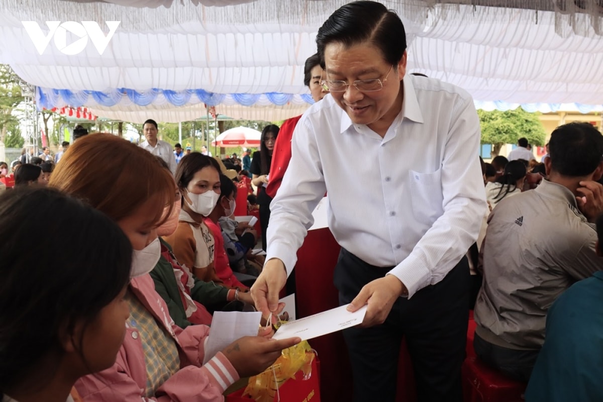 truong ban noi chinh trung uong tang qua, chuc tet ho ngheo tai tinh lam Dong hinh anh 1