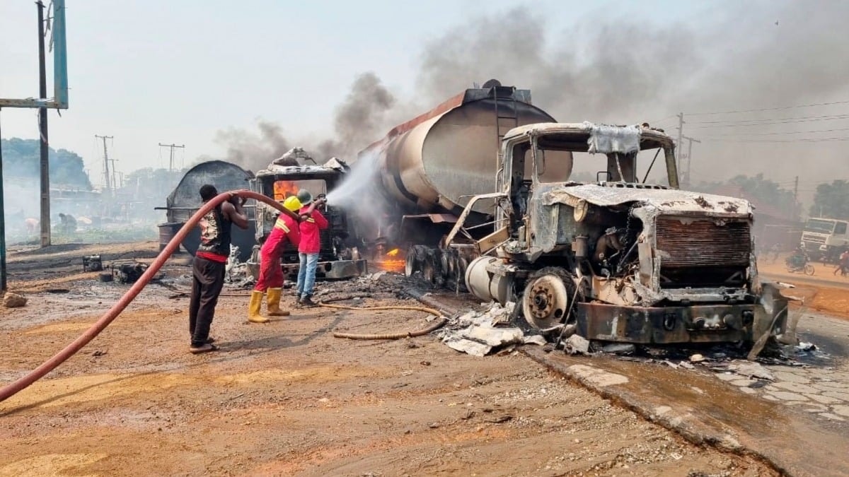 Lính cứu hỏa đang dập tắt đám cháy sau khi một xe chở nhiên liệu phát nổ ở Suleja, Nigeria, ngày 18/1/2025.