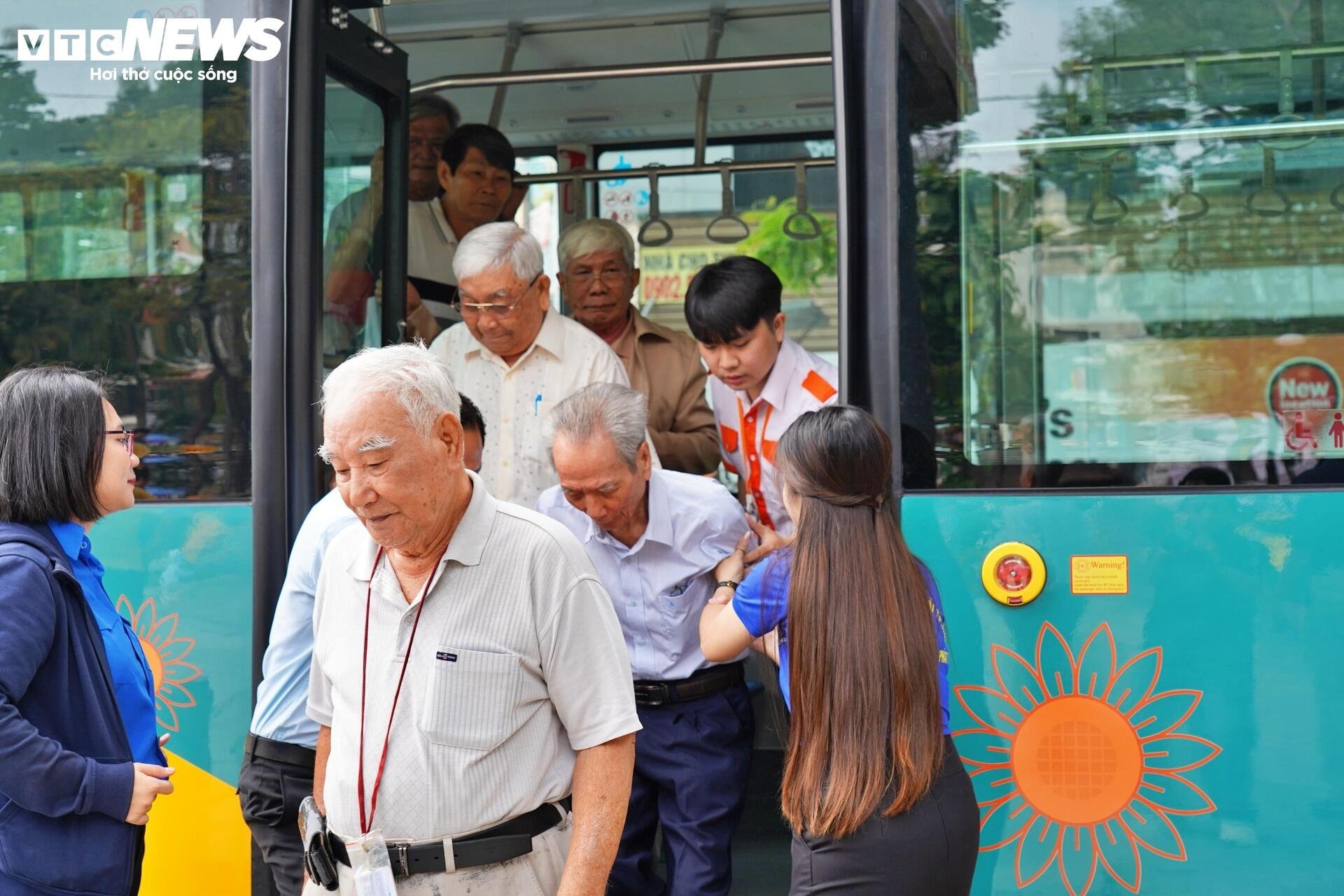 Máy bán vé Metro chưa hoạt động, khách lúng túng xếp hàng dài chờ mua vé - 14