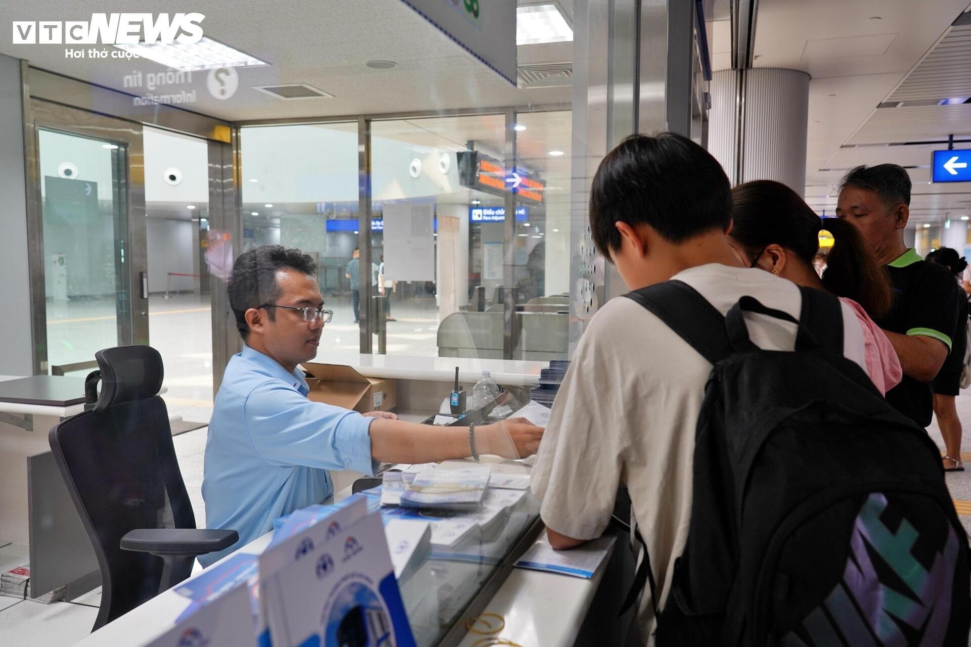 Máy bán vé Metro chưa hoạt động, khách lúng túng xếp hàng dài chờ mua vé - 5