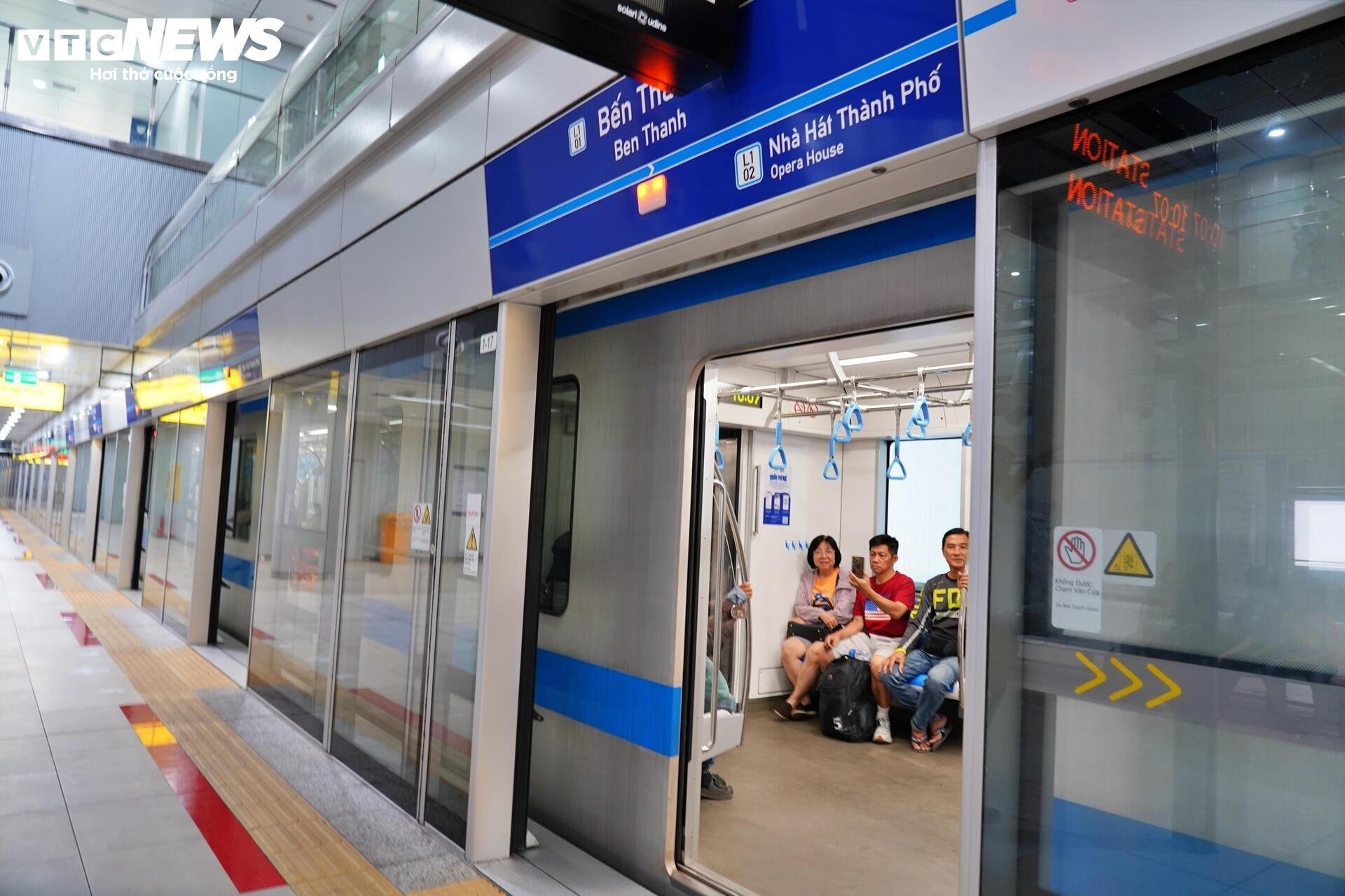 Máy bán vé Metro chưa hoạt động, khách lúng túng xếp hàng dài chờ mua vé - 13