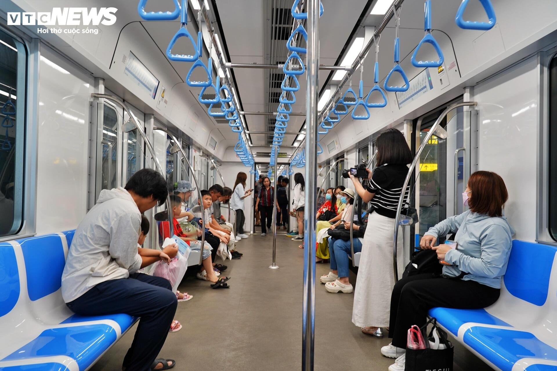 Máy bán vé Metro chưa hoạt động, khách lúng túng xếp hàng dài chờ mua vé - 11