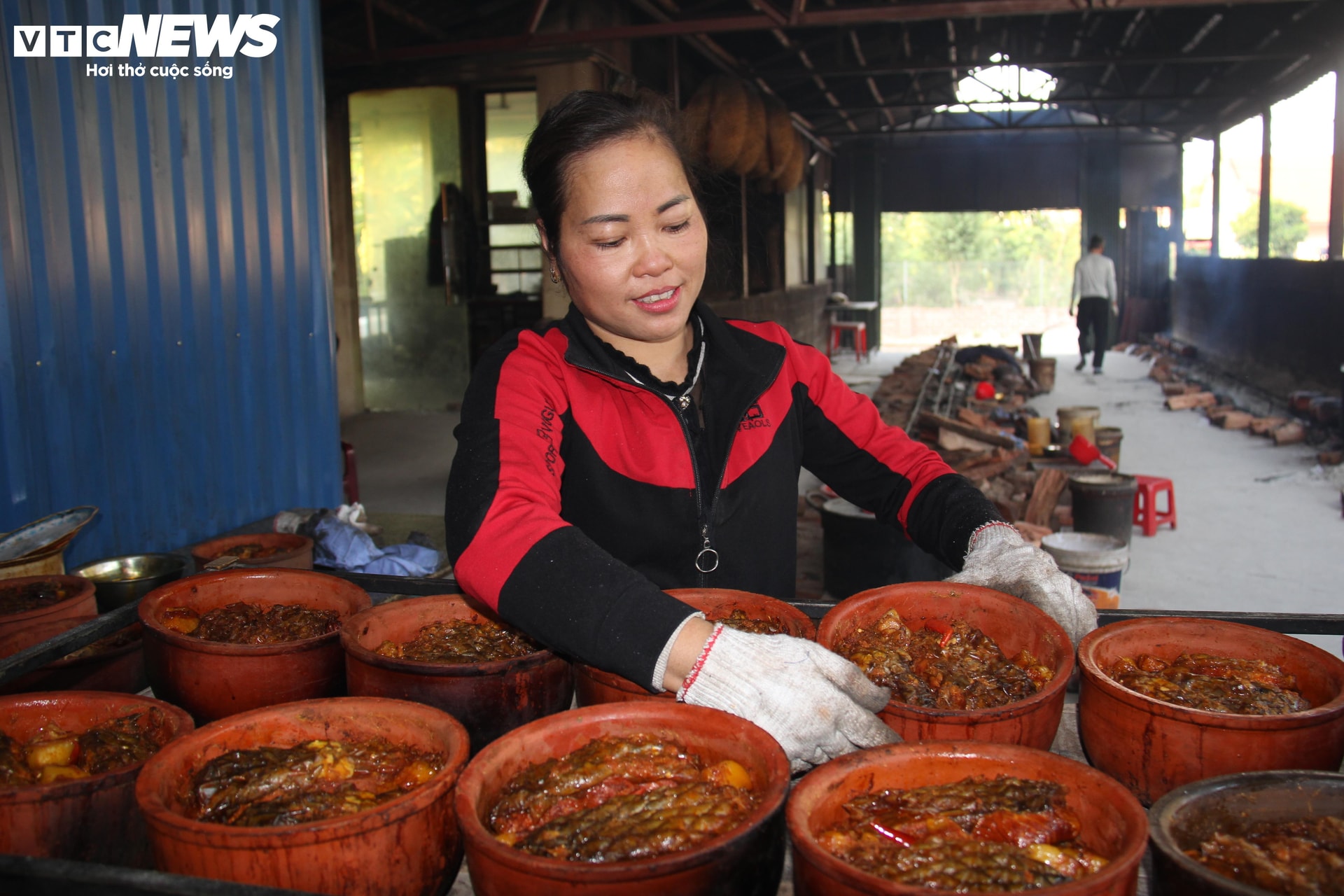 Chị Trần Thị Thu Hường, chủ cơ sở cá kho làng Vũ Đại - Quê anh Chí.