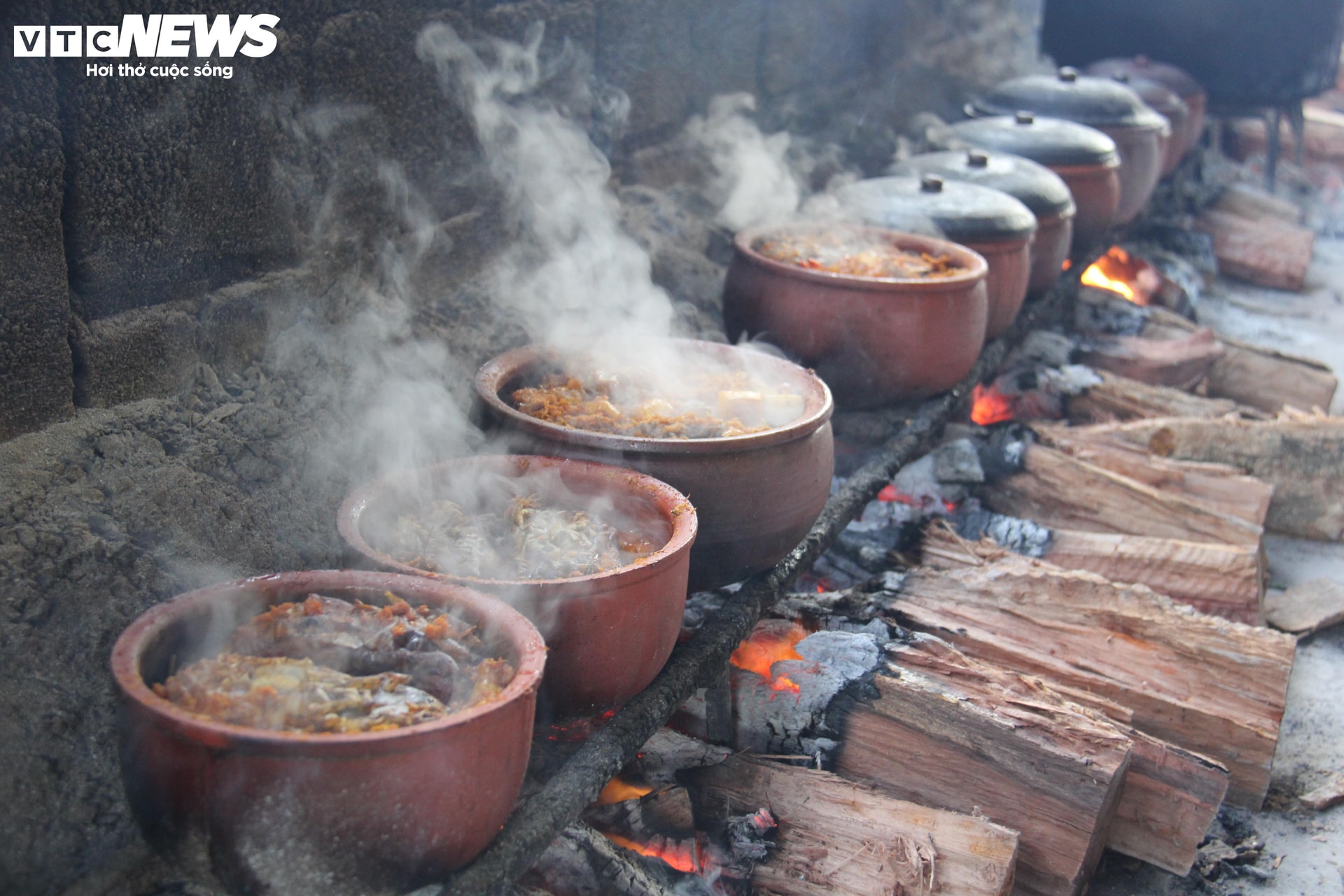 Do lượng khách trong nước quá lớn nên gia đình chị Hường ít nhận đơn hàng xuất khẩu trong dịp Tết năm nay.