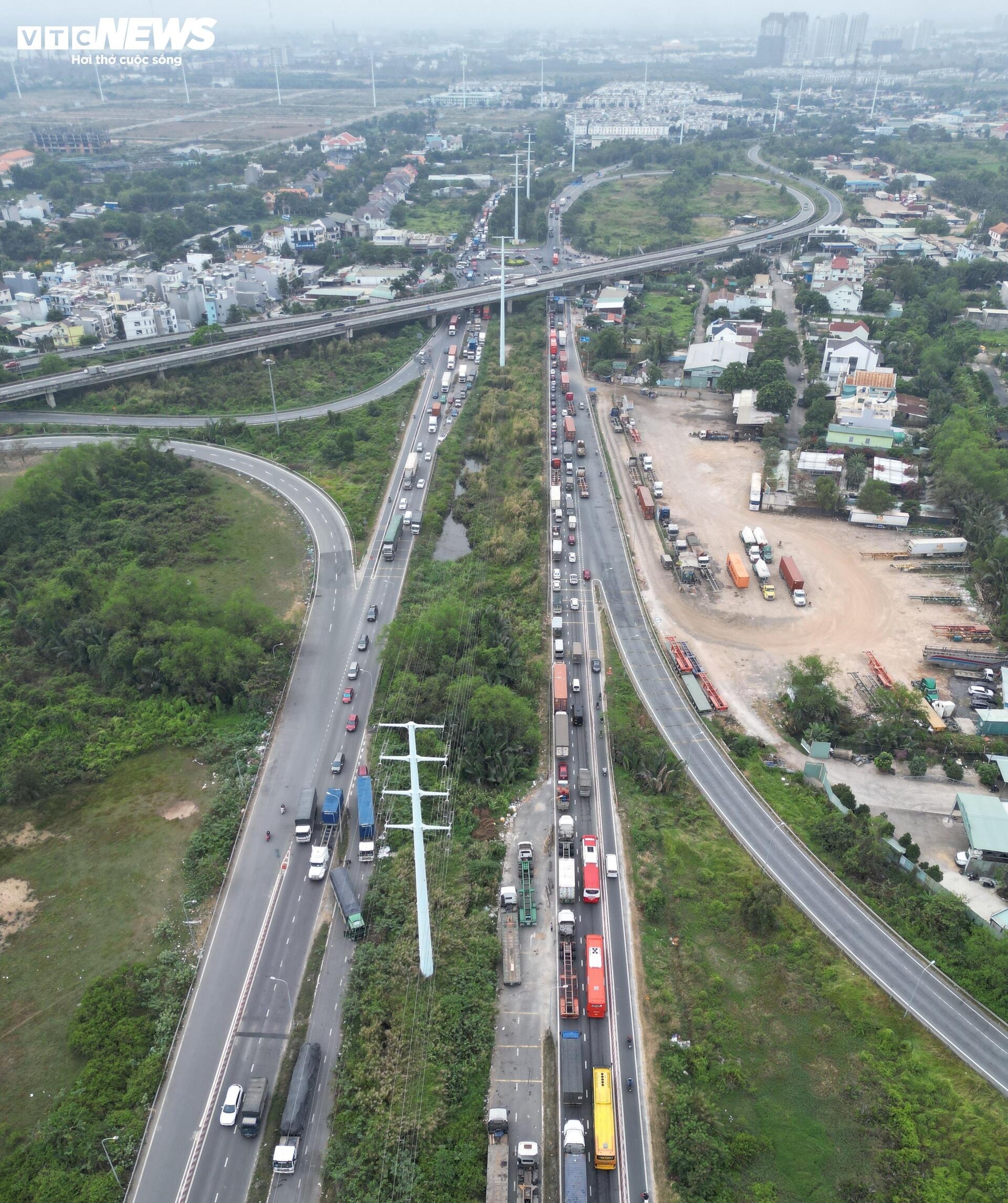 Cận Tết, các tuyến đường xung quanh cảng Cát Lái kẹt xe 'không lối thoát'  - 12