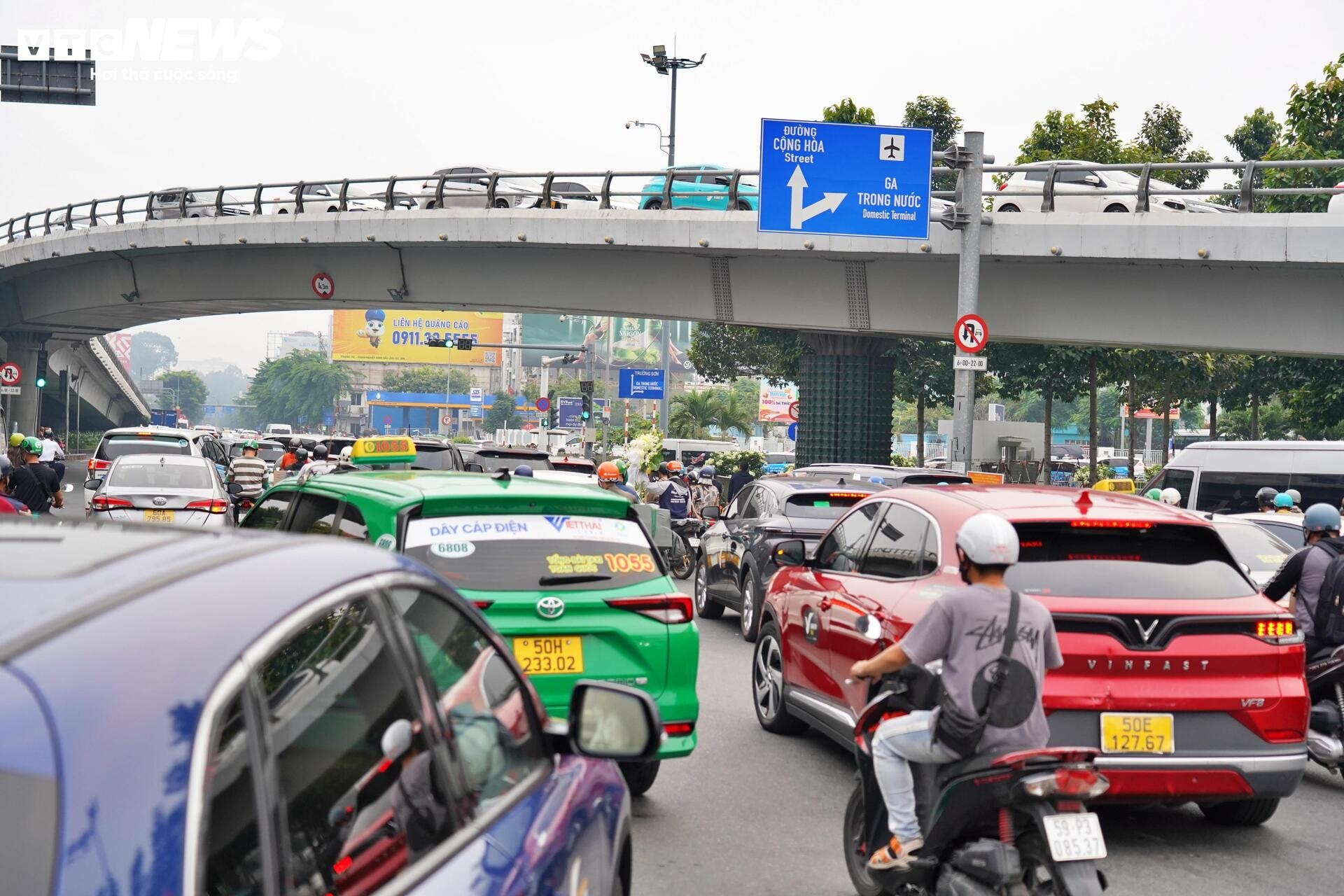 Sân bay Tân Sơn Nhất đông nghẹt chiều 24 Tết, hành khách vật vã ngồi chờ  - 3