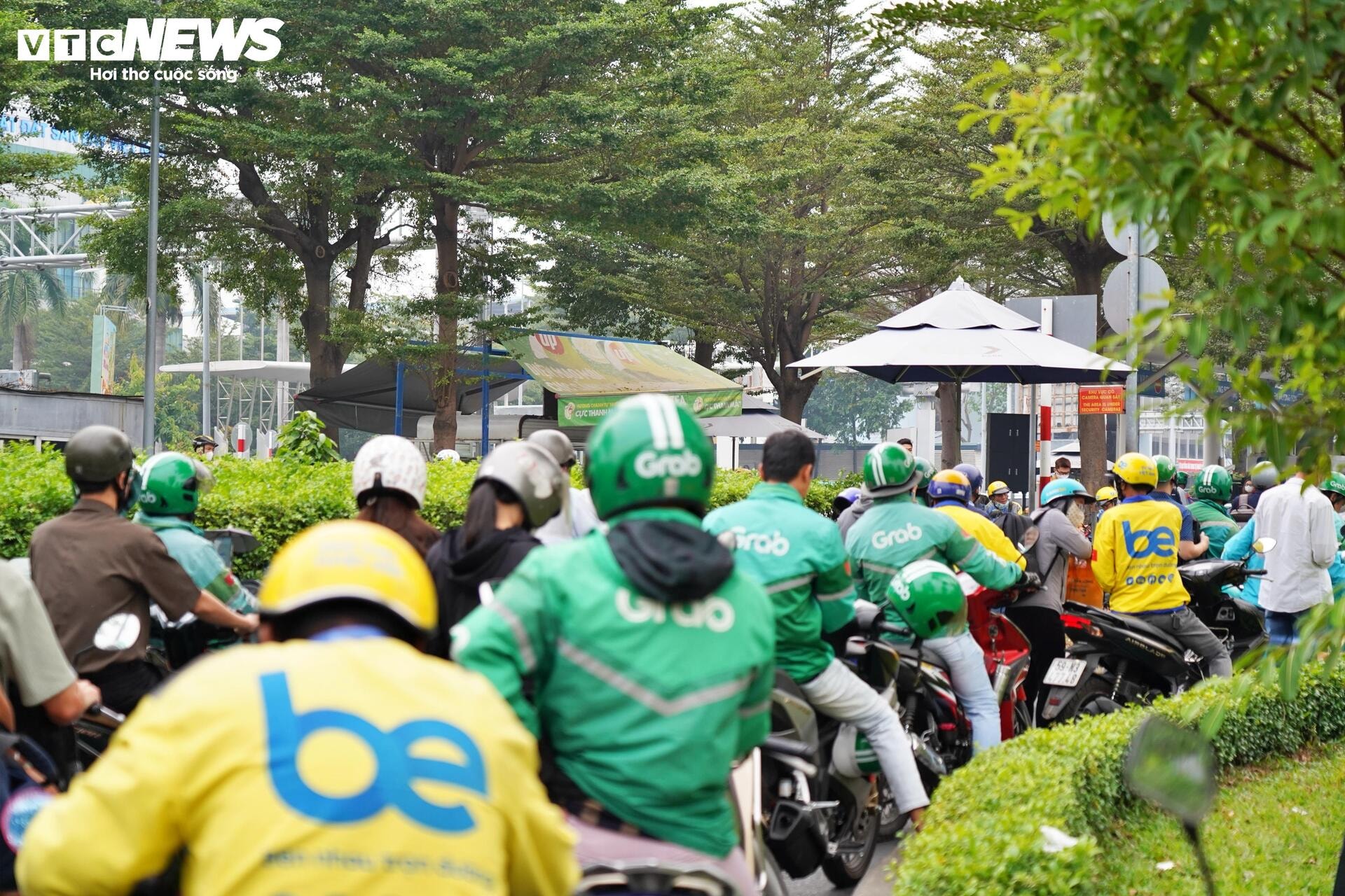 Sân bay Tân Sơn Nhất đông nghẹt chiều 24 Tết, hành khách vật vã ngồi chờ  - 5