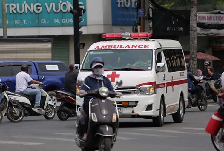 Vượt đèn đỏ để nhường đường cho xe ưu tiên đang thực hiện nhiệm vụ khẩn cấp được coi là hành động trong tình thế cấp thiết. (Ảnh minh hoạ)