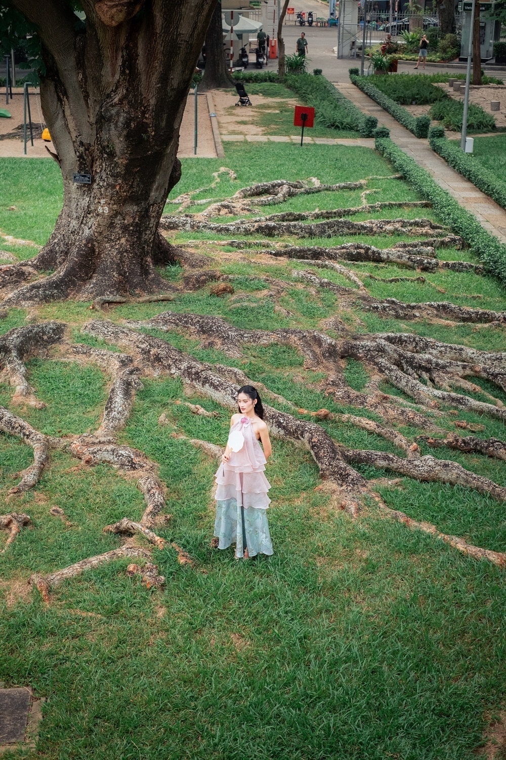 Trong trang phục váy yếm, Hoa hậu Ý Nhi khoe vẻ đẹp nhẹ nhàng, mỏng manh.