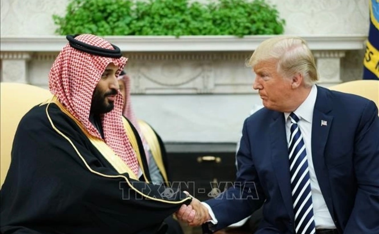 Tổng thống Mỹ Donald Trump (phải) trong nhiệm kỳ đầu và Thái tử Saudi Arabia Mohammed bin Salman trong cuộc gặp ở Washington DC., ngày 20/3/2018. (Ảnh: AFP/TTXVN)