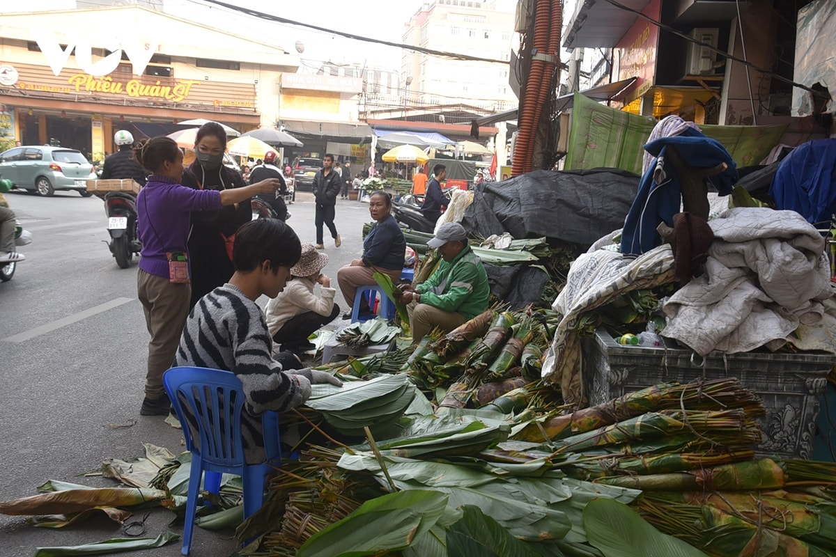 cho la dong truyen thong tap nap ke ban nguoi mua ngay giap tet hinh anh 1