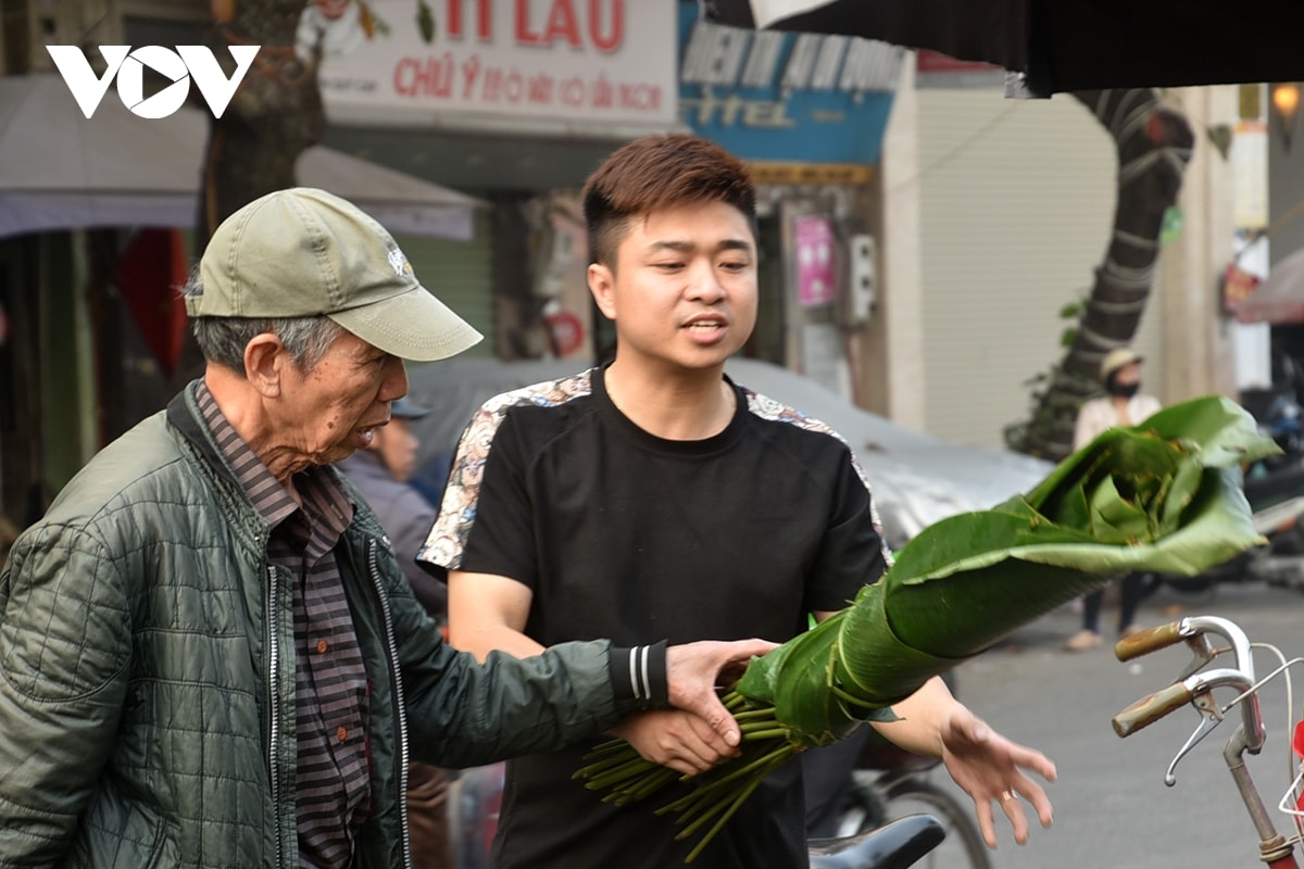 cho la dong truyen thong tap nap ke ban nguoi mua ngay giap tet hinh anh 7