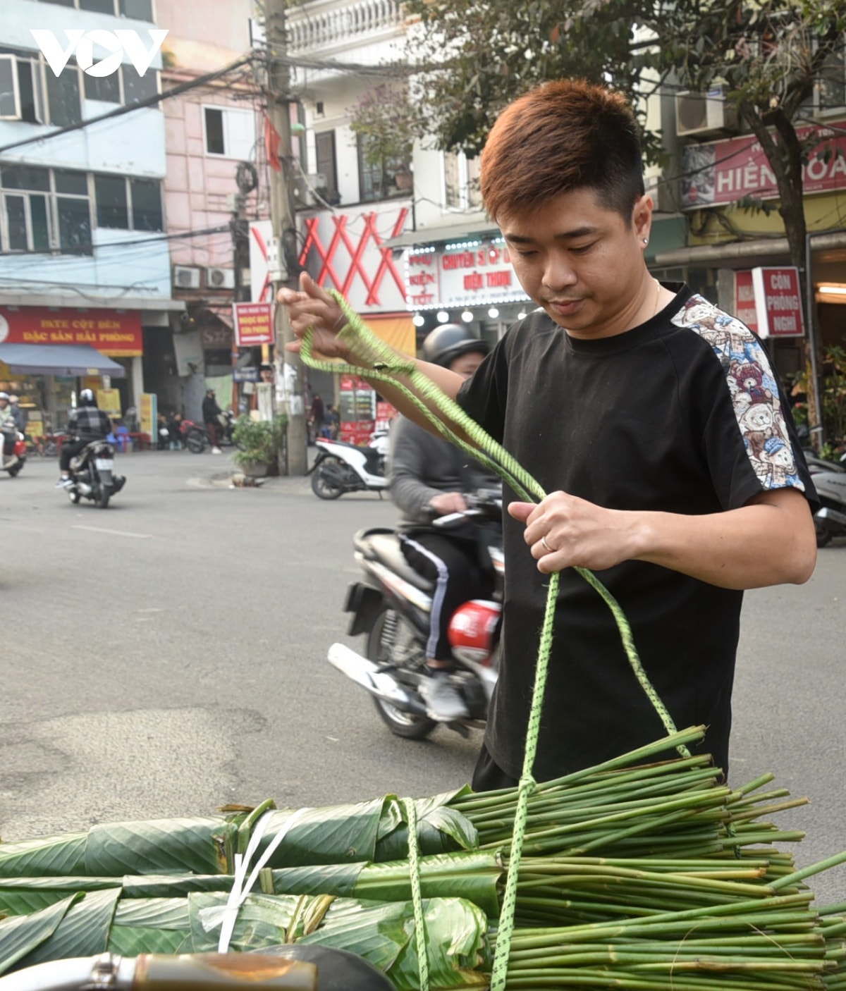 cho la dong truyen thong tap nap ke ban nguoi mua ngay giap tet hinh anh 11