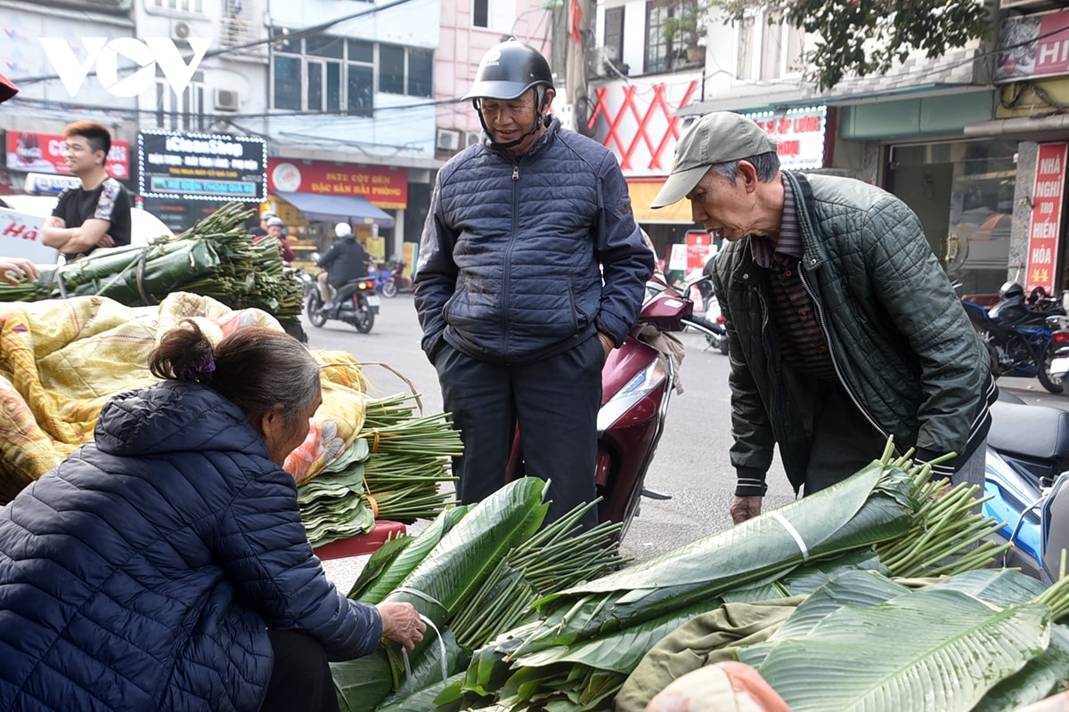 cho la dong truyen thong tap nap ke ban nguoi mua ngay giap tet hinh anh 5