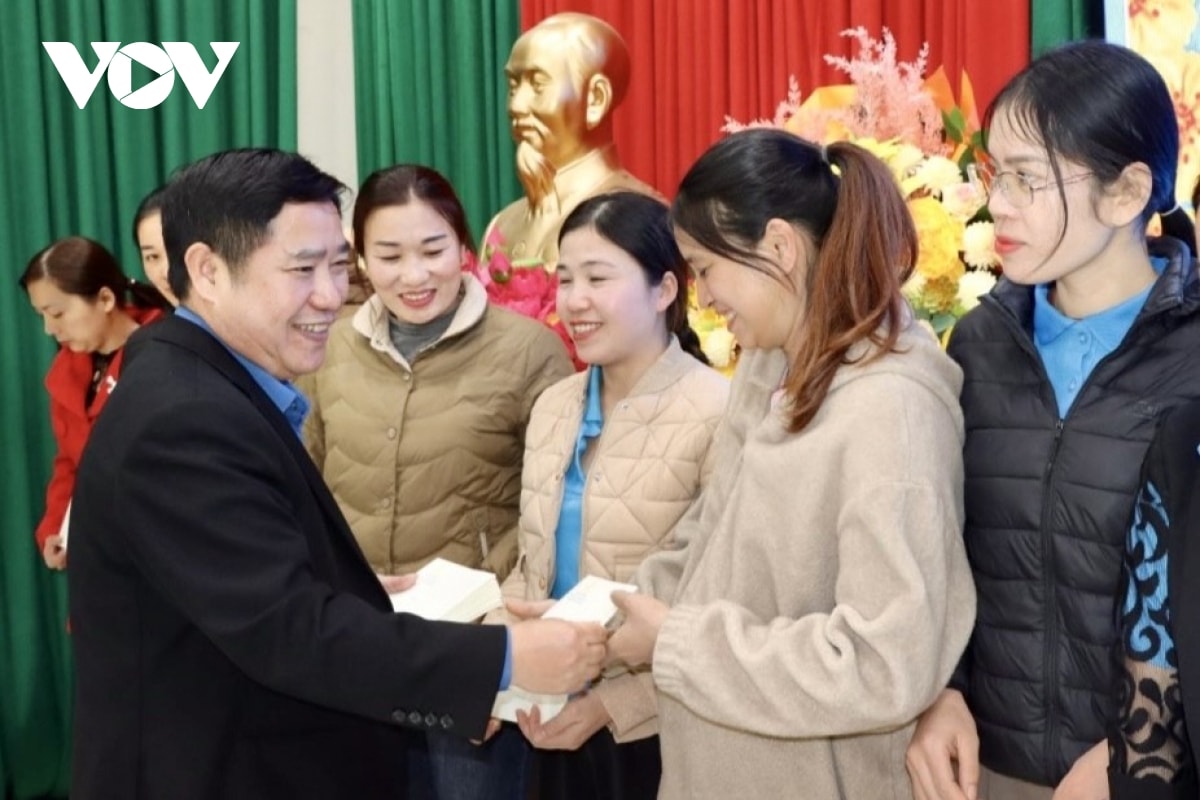 sơn la trao hàng nghìn suất quà tết tới các hộ nghèo và những người yếu thế hình ảnh 1 son la trao hang nghin suat qua tet toi cac ho ngheo va nhung nguoi yeu the hinh anh 1