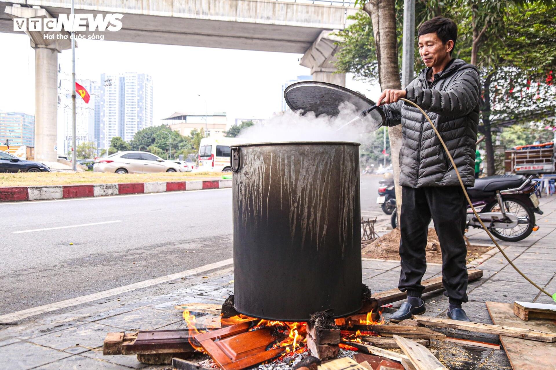 Người Hà Nội bắc bếp củi, quây quần luộc bánh chưng đón Tết Ất Tỵ - 5