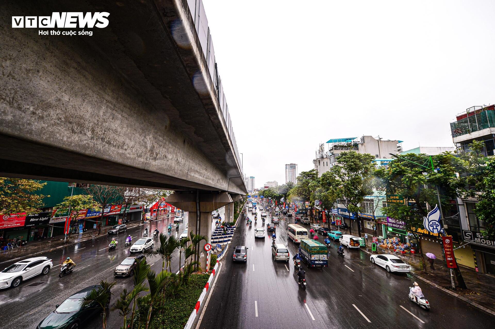 Cảnh khác lạ tại các 'điểm đen' giao thông Hà Nội sáng 27 Tết - 12