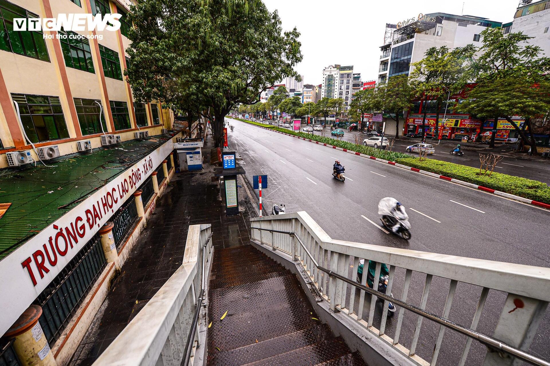 Cảnh khác lạ tại các 'điểm đen' giao thông Hà Nội sáng 27 Tết - 15