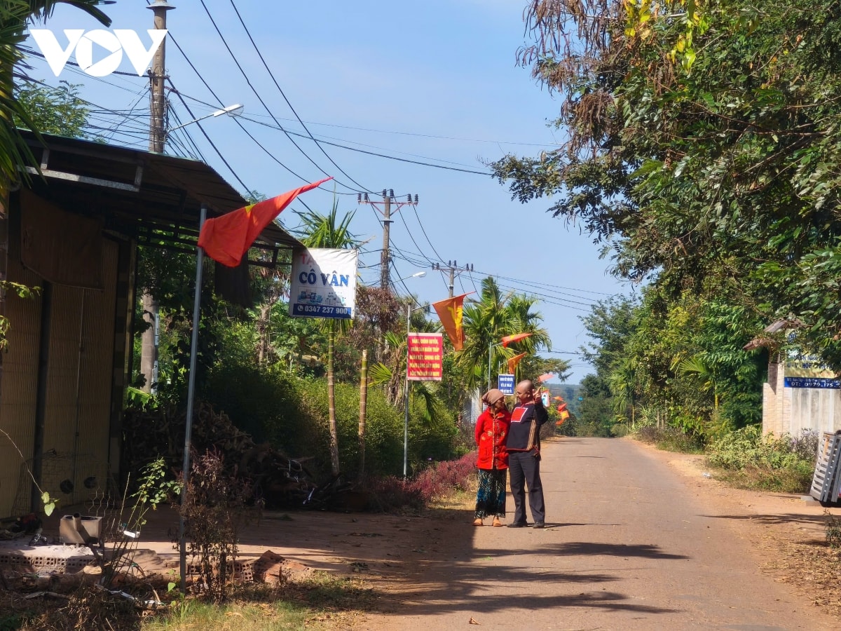 rực rỡ đường cờ tổ quốc ở cư mgar, Đắk lắk hình ảnh 2 ruc ro duong co to quoc o cu mgar, Dak lak hinh anh 2