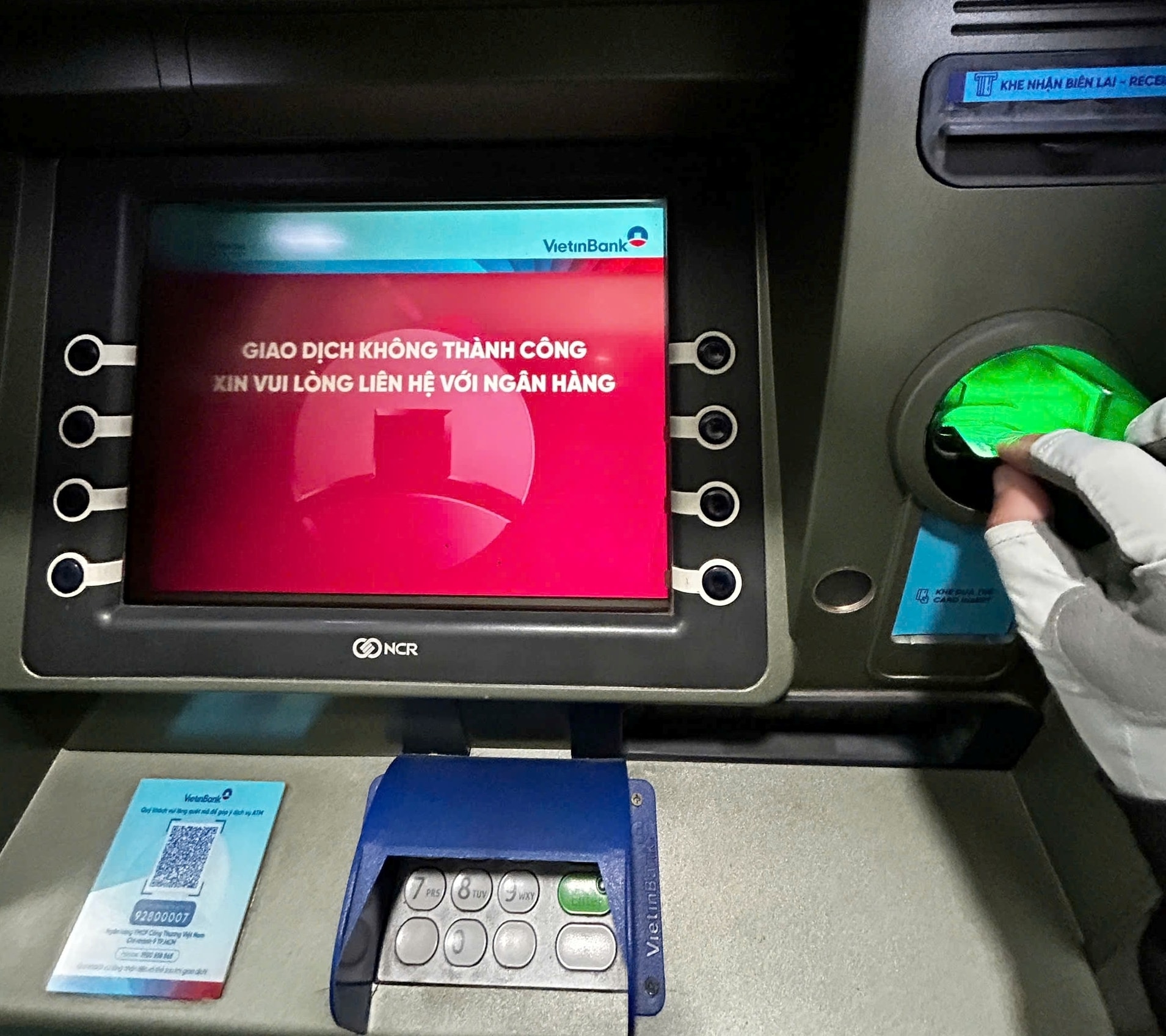 Các trụ ATM hiển thị giao dịch không thành công. (Ảnh: Đại Việt)