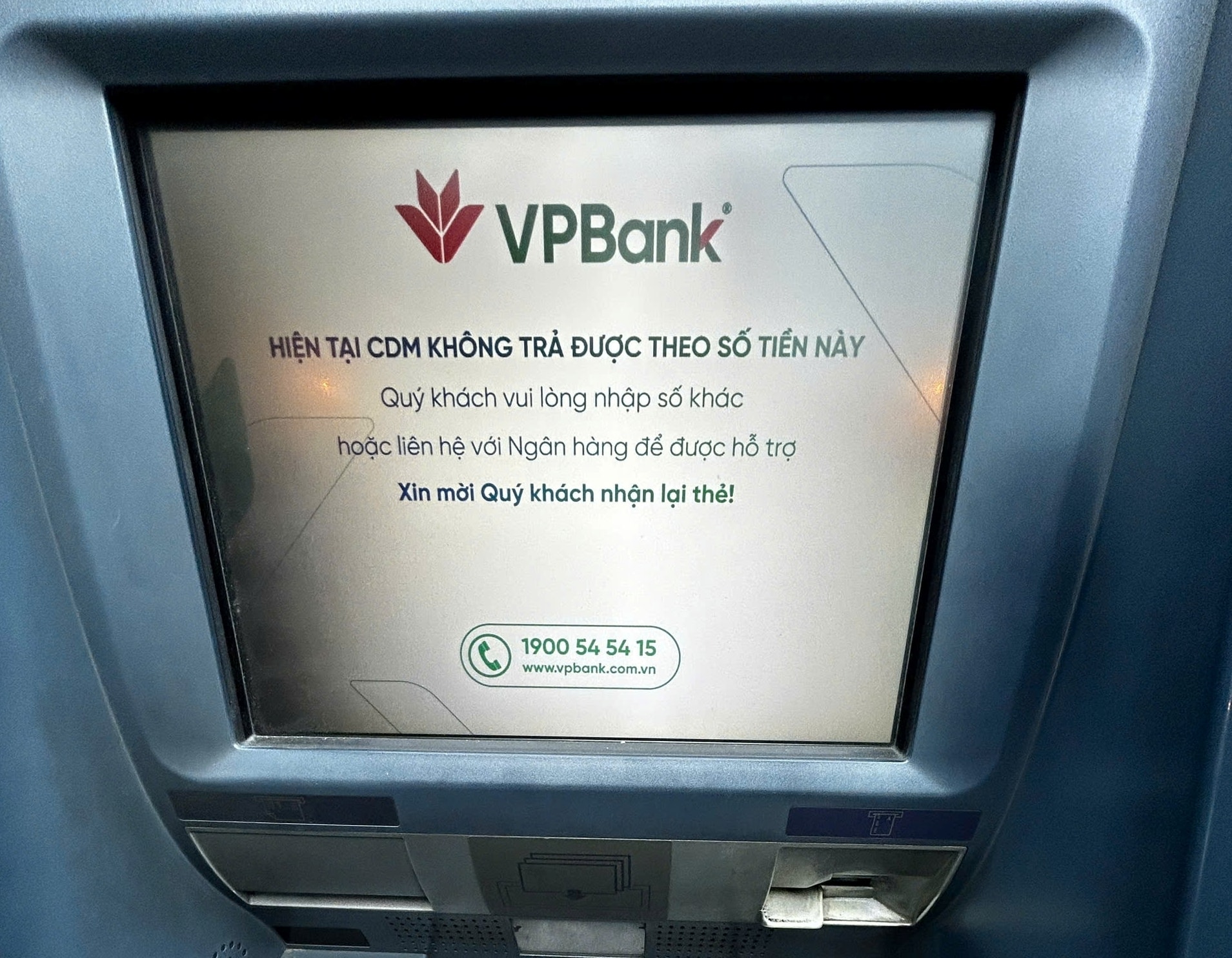 Nhiều trụ ATM khác tại thành phố cũng không thể rút được tiền. (Ảnh: Đại Việt)